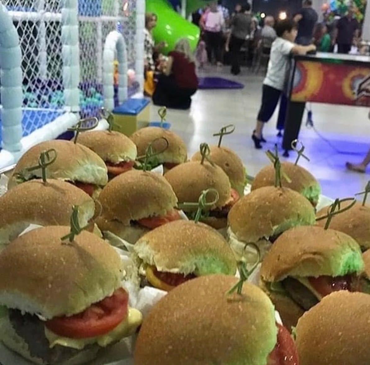 Mesa de mini hambúrgueres servidos em festa no Empório Kids